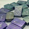 Lila metallische runen 1