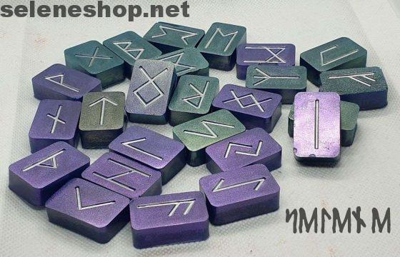 Runes métalliques violettes