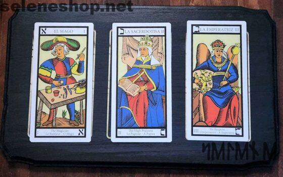 Mesa de lectura de cartas del tarot