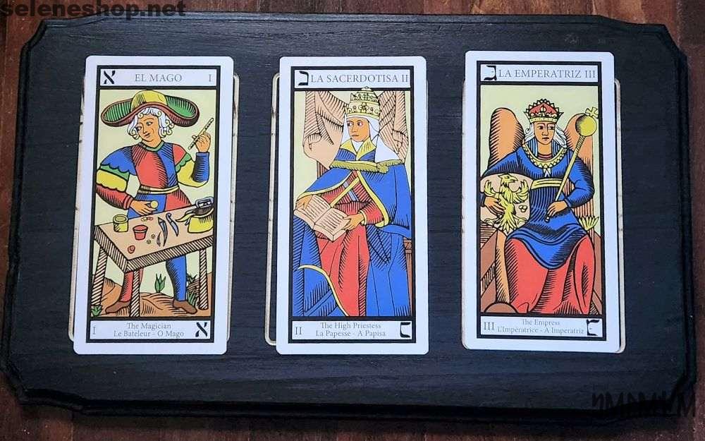 Table de divination par les cartes de tarot