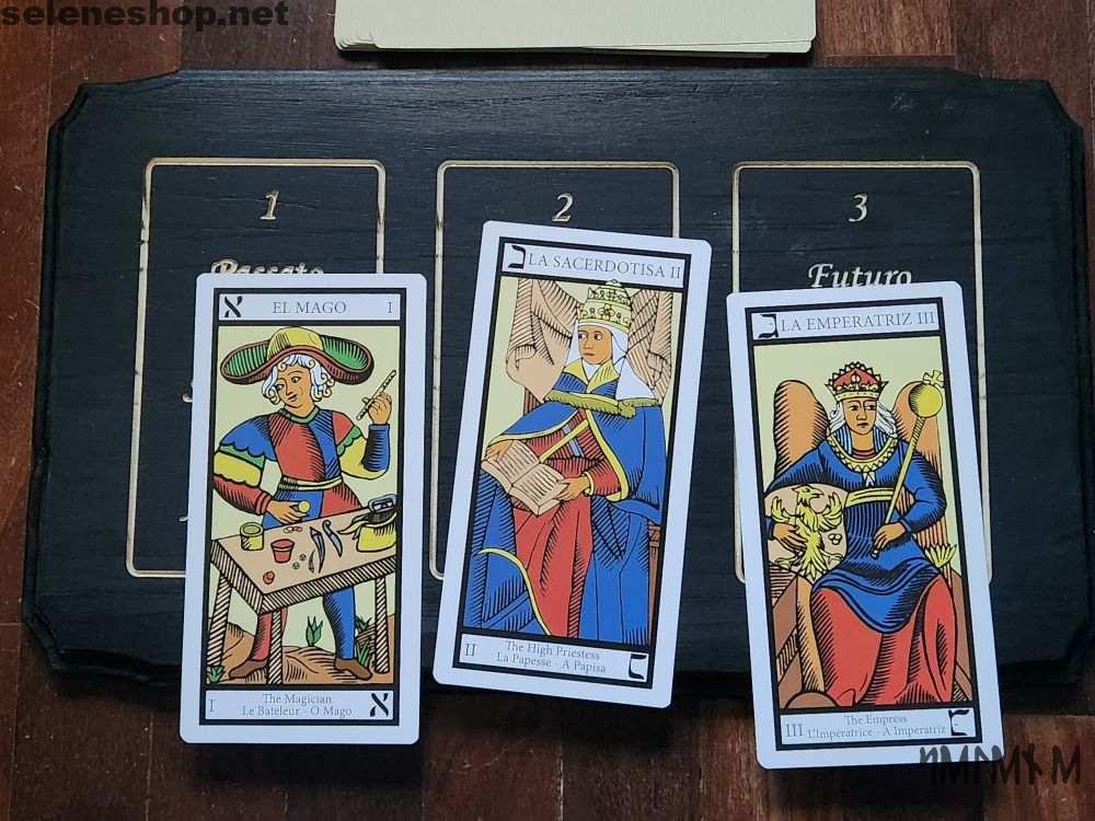 Table de divination par les cartes de tarot3